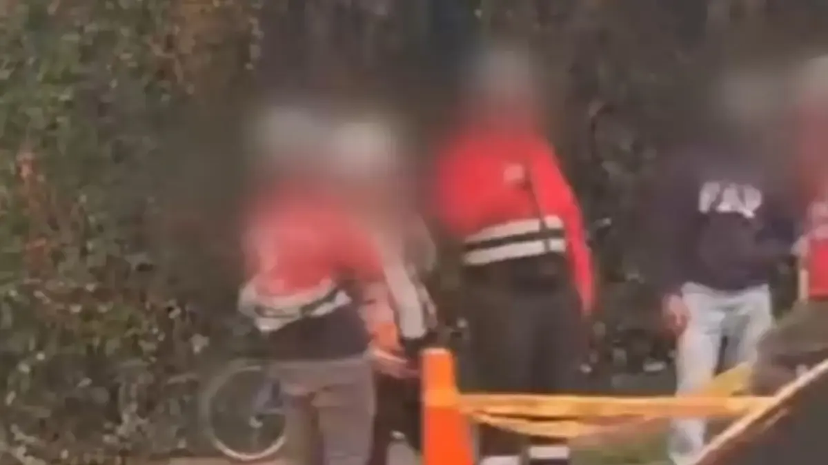 En Suba: capturan a seis falsos funcionarios del IDU por hurto de fibra óptica En un operativo de vigilancia en el barrio La Campiña, la Policía Metropolitana de Bogotá desarticuló una organización criminal conformada por seis personas que fingían ser trabajadores del Instituto de Desarrollo Urbano (IDU).