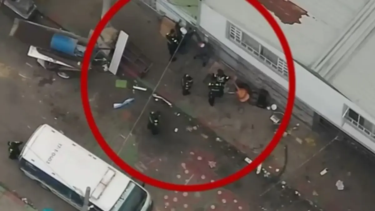 En Tunjuelito: cinco jíbaros fueron capturados tras ser pillados por un dron 2 En Tunjuelito: cinco jíbaros fueron capturados tras ser pillados por un dron La Policía Metropolitana de Bogotá logró la captura de cinco hombres en el barrio San Benito. La intervención fue posible gracias al Sistema Aéreo Remotamente Tripulado (SIART).