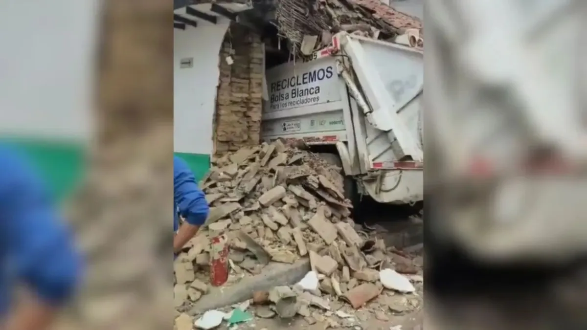 En video: así fue el choque del camión de basuras contra una casa en La Candelaria 1 En video: así fue el choque del camión de basuras contra una casa en La Candelaria El impactante accidente que estremeció a la comunidad de La Candelaria quedó registrado en un video de las cámaras de seguridad de la zona. Afortunadamente, las personas que transitaban por el sector se salvaron por milésimas de segundo y dentro de la casa nadie resultó herido.