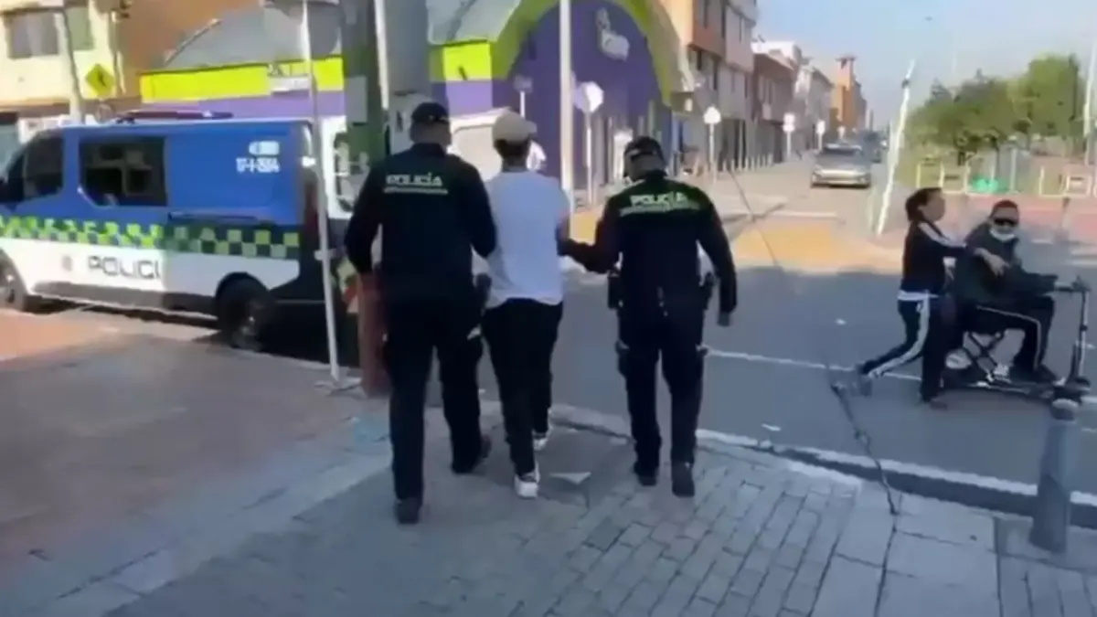 En video: hombre agrede a un policía y es capturado en Suba En video quedó registrada una violenta escena de intolerancia en la localidad de Suba, donde un hombre gritó, amenazó, golpeó e incluso le quitó las llaves de la patrulla a un uniformado de la Policía en plena vía pública.
