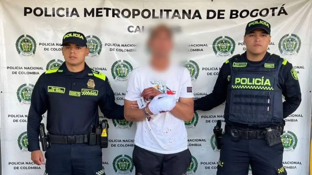 En video: hombre agrede a un policía y es capturado en Suba En video quedó registrada una violenta escena de intolerancia en la localidad de Suba, donde un hombre gritó, amenazó, golpeó e incluso le quitó las llaves de la patrulla a un uniformado de la Policía en plena vía pública.