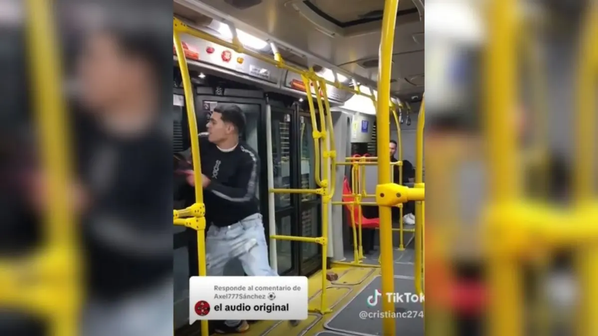 En video: presunto ladrón pretendía huir en articulado de TransMilenio La confusión se apoderó de todos los pasajeros y del conductor de un articulado de TransMilenio cuando un joven se subió y empezó a gritar: “Arranque, socio, que me van a matar”, mientras otro gritaba: “¿Dónde está mi maleta?”. La confrontación duró varios segundos y dejó a un hombre herido con arma blanca.