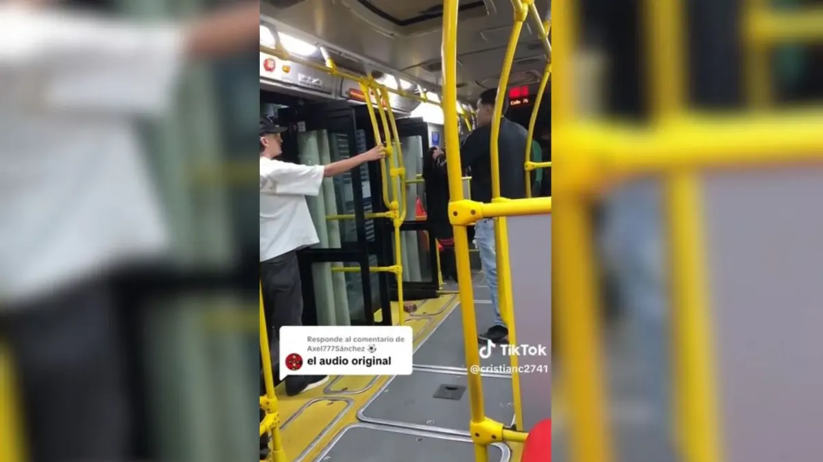 En video: presunto ladrón pretendía huir en articulado de TransMilenio La confusión se apoderó de todos los pasajeros y del conductor de un articulado de TransMilenio cuando un joven se subió y empezó a gritar: “Arranque, socio, que me van a matar”, mientras otro gritaba: “¿Dónde está mi maleta?”. La confrontación duró varios segundos y dejó a un hombre herido con arma blanca.