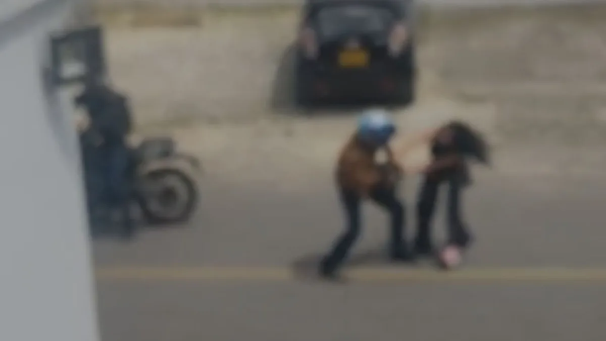 En video: violento fleteo en Barrios Unidos dejó una mujer lesionada La inseguridad sigue presente en las calles de la capital. Dos sujetos en motocicleta habrían abordado, robado y herido a una mujer que acaba de salir de una entidad financiera ubicada en la localidad de Barrios Unidos.