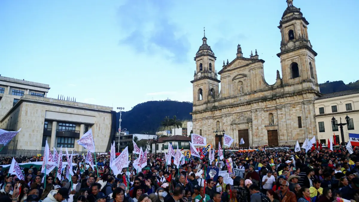 En vivo: así avanzan las manifestaciones este jueves 19 de febrero En Bogotá y en el país se llevarán a cabo manifestaciones convocadas por el Gobierno Nacional en defensa del salario mínimo vital, después de que el Consejo de Estado lo suspendiera provisionalmente. Conozca el minuto a minuto del desarrollo de esta jornada.