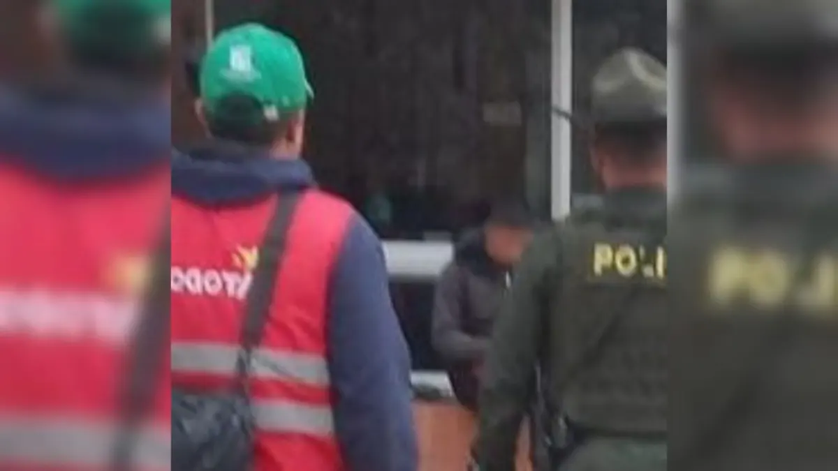 Engativá: menor de edad protagonizó video de maltrato animal a un perrito Un preocupante caso de maltrato animal generó consternación entre la comunidad del barrio Gran Granada, en la localidad de Engativá. En las imágenes se observa cómo el sujeto le propina varias patadas y golpes con un objeto a un perrito. El sospechoso habría resultado ser un menor de edad.