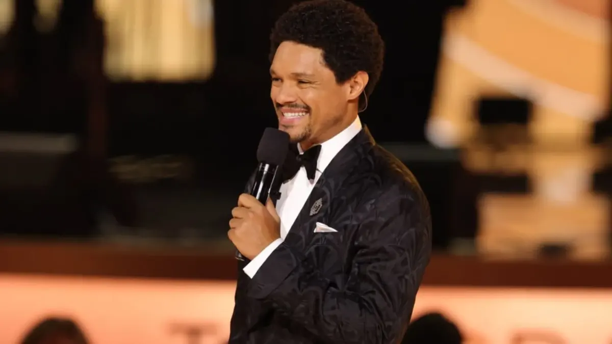 Este fue el chiste en los Grammys que dejó a Donald Trump con los pelos de punta 2 Este fue el chiste en los Grammys que dejó a Donald Trump con los pelos de punta El presentador Trevor Noah, en su última gala como anfitrión, desató la furia de Donald Trump tras lanzar un ácido comentario que vinculó al exmandatario con la isla de Jeffrey Epstein.