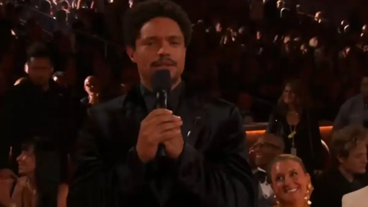 Este fue el chiste en los Grammys que dejó a Donald Trump con los pelos de punta 1 Este fue el chiste en los Grammys que dejó a Donald Trump con los pelos de punta El presentador Trevor Noah, en su última gala como anfitrión, desató la furia de Donald Trump tras lanzar un ácido comentario que vinculó al exmandatario con la isla de Jeffrey Epstein.