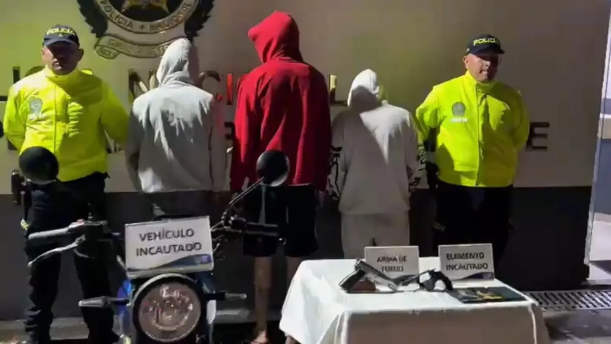 Facatativá: capturaron a tres presuntos atracadores venezolanos En las últimas horas fueron capturados tres ciudadanos venezolanos que venían azotando a los comerciantes de Facatativá mediante atracos. Uno de ellos tenía una orden de captura vigente en Bogotá.