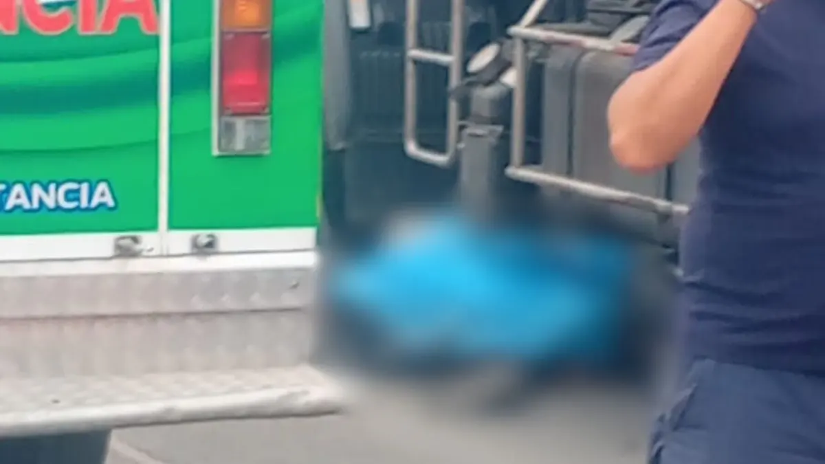 Fatal mañana: dos personas murieron en la Autopista Sur y la Av. Cali Dos accidentes registrados en la última hora sobre la Autopista Sur y en la Av. Cali dejaron sin vida a dos personas. Las víctimas, al parecer, serían una acompañante de un motociclista y un biciusuario.