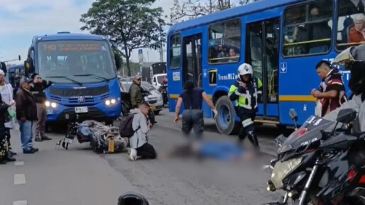 Fatal mañana: dos personas murieron en la Autopista Sur y la Av. Cali Dos accidentes registrados en la última hora sobre la Autopista Sur y en la Av. Cali dejaron sin vida a dos personas. Las víctimas, al parecer, serían una acompañante de un motociclista y un biciusuario.