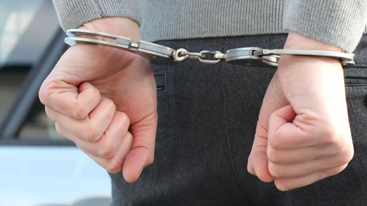 Fontibón: a responder por apuñalar 11 veces a un policía 7 Fontibón: a responder por apuñalar 11 veces a un policía Dos hombres fueron judicializados por el presunto ataque con arma blanca contra un mayor de la Policía Nacional en medio de un intento de hurto en Fontibón.