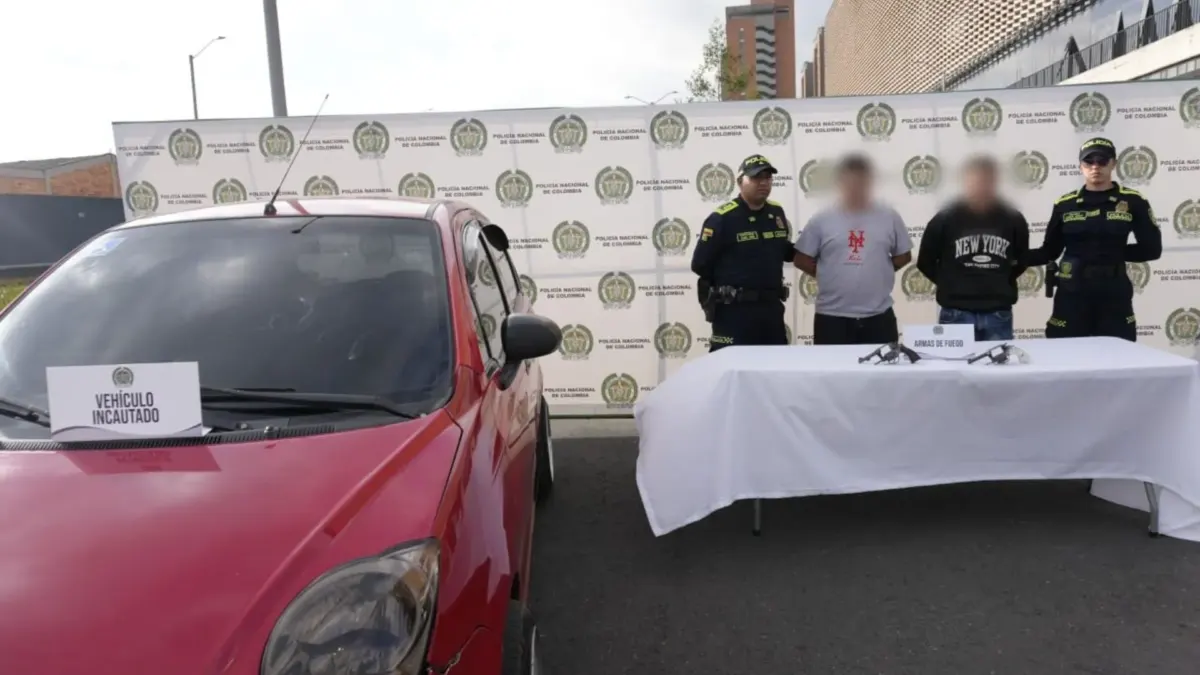 Fontibón: capturan fleteros que seguían a sus víctimas desde centros comerciales 1 Fontibón: capturan fleteros que seguían a sus víctimas desde centros comerciales En Fontibón fueron capturados dos hombres y se inmovilizaron un carro rojo, dos motocicletas y un taxi en los que se desplazaban, aparentemente con armas, para cometer su próximo caso de fleteo. Según las autoridades, estas personas están relacionadas con al menos cuatro hurtos cometidos después de seleccionar a sus víctimas en centros comerciales.