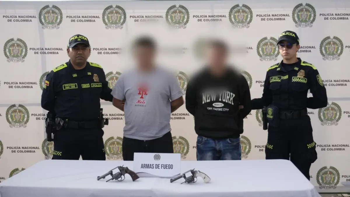 Fontibón: presuntos fleteros caen con armas, pero juez los dejó libres Dos presuntos fleteros fueron capturados en Fontibón con armas de fuego y vinculados a varios hurtos, tras seguir a sus víctimas desde centros comerciales, pero un juez los dejó en libertad horas después. La decisión ha generado indignación entre la ciudadanía.