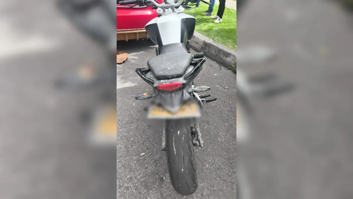 Fontibón: capturan fleteros que seguían a sus víctimas desde centros comerciales 2 Fontibón: capturan fleteros que seguían a sus víctimas desde centros comerciales En Fontibón fueron capturados dos hombres y se inmovilizaron un carro rojo, dos motocicletas y un taxi en los que se desplazaban, aparentemente con armas, para cometer su próximo caso de fleteo. Según las autoridades, estas personas están relacionadas con al menos cuatro hurtos cometidos después de seleccionar a sus víctimas en centros comerciales.