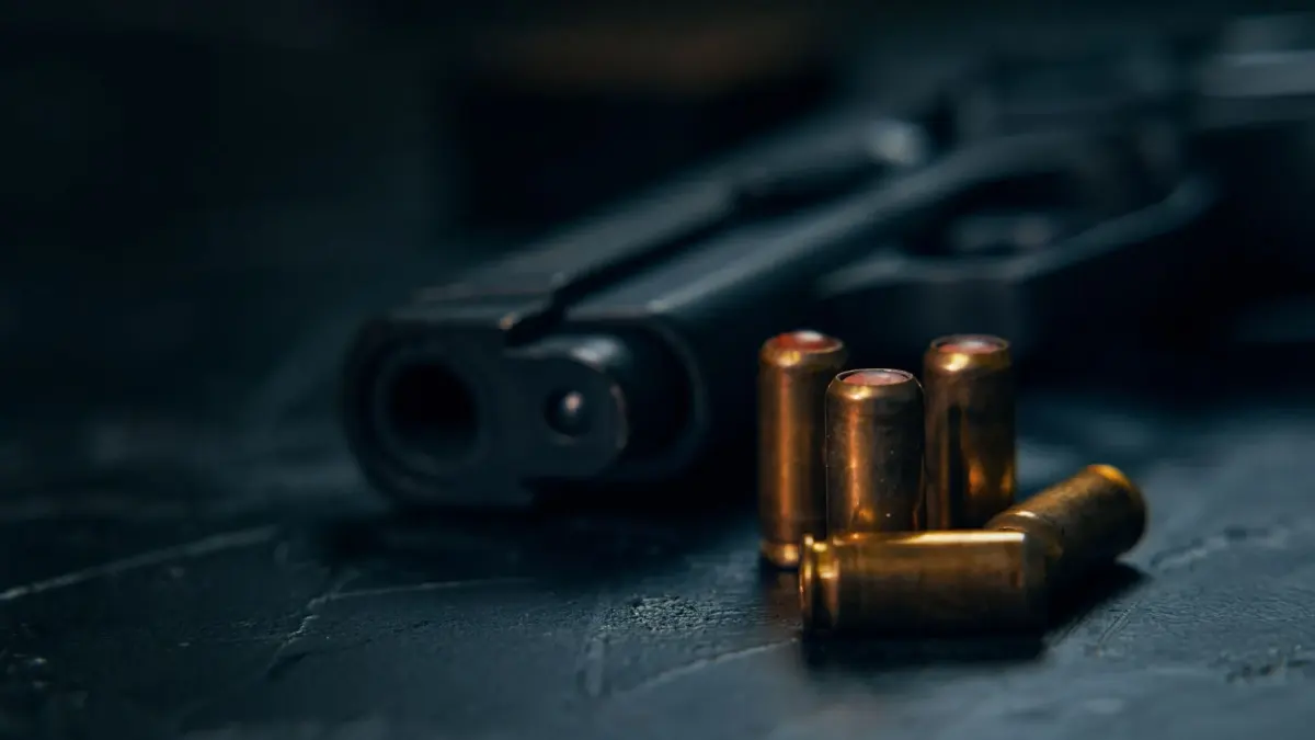 Fontibón: presuntos fleteros caen con armas, pero juez los dejó libres Dos presuntos fleteros fueron capturados en Fontibón con armas de fuego y vinculados a varios hurtos, tras seguir a sus víctimas desde centros comerciales, pero un juez los dejó en libertad horas después. La decisión ha generado indignación entre la ciudadanía.