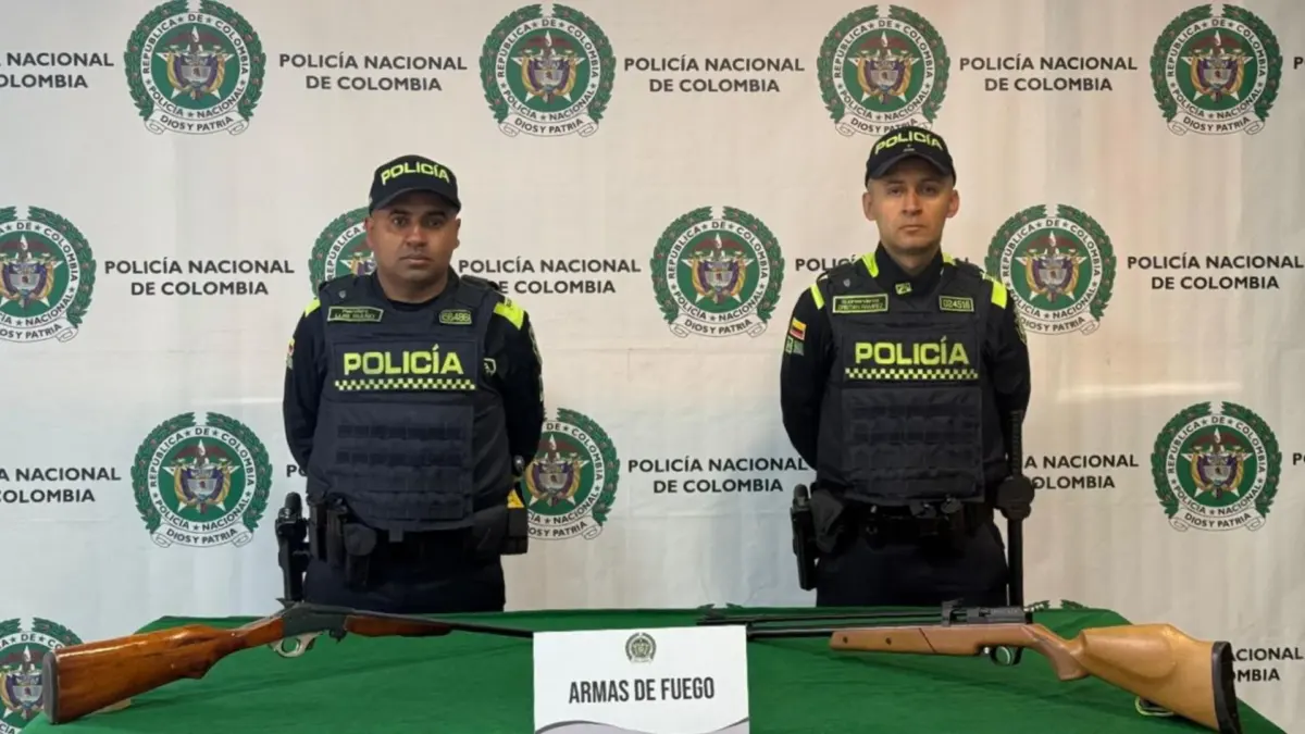 Fontibón: pretendían hacer pasar dos armas por juguetes en el Aeropuerto El Dorado Dentro de una encomienda que tenía como destino Ibagué, las autoridades descubrieron dos armas de fuego tipo carabina que los remitentes pretendían hacer pasar como juguetes, pues las camuflaron entre balones, pistolas de agua y bolos para niños.