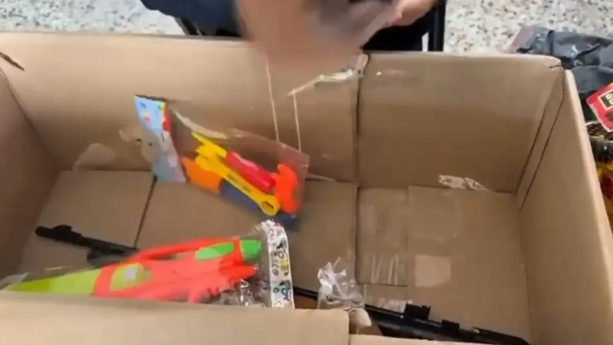 Fontibón: pretendían hacer pasar dos armas por juguetes en el Aeropuerto El Dorado 2 Fontibón: pretendían hacer pasar dos armas por juguetes en el Aeropuerto El Dorado Dentro de una encomienda que tenía como destino Ibagué, las autoridades descubrieron dos armas de fuego tipo carabina que los remitentes pretendían hacer pasar como juguetes, pues las camuflaron entre balones, pistolas de agua y bolos para niños.