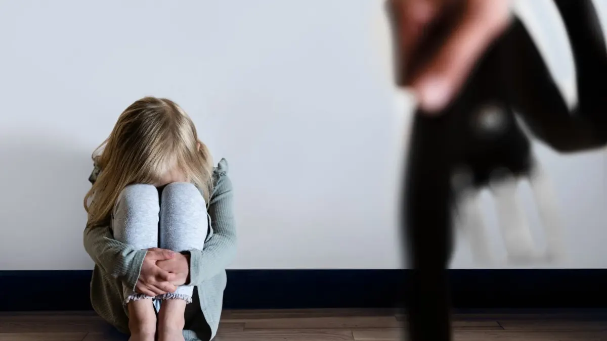 Fusagasugá: capturaron a un hombre que abusó de su sobrina de 13 años Un hombre fue capturado en Fusagasugá, Cundinamarca, luego de ser señalado de aprovechar su vínculo familiar para cometer una agresión sexual a su sobrina, una menor de 13 años.