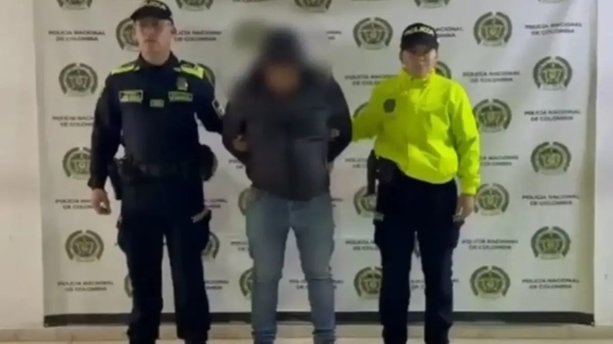 Fusagasugá: capturaron a un hombre que abusó de su sobrina de 13 años Un hombre fue capturado en Fusagasugá, Cundinamarca, luego de ser señalado de aprovechar su vínculo familiar para cometer una agresión sexual a su sobrina, una menor de 13 años.