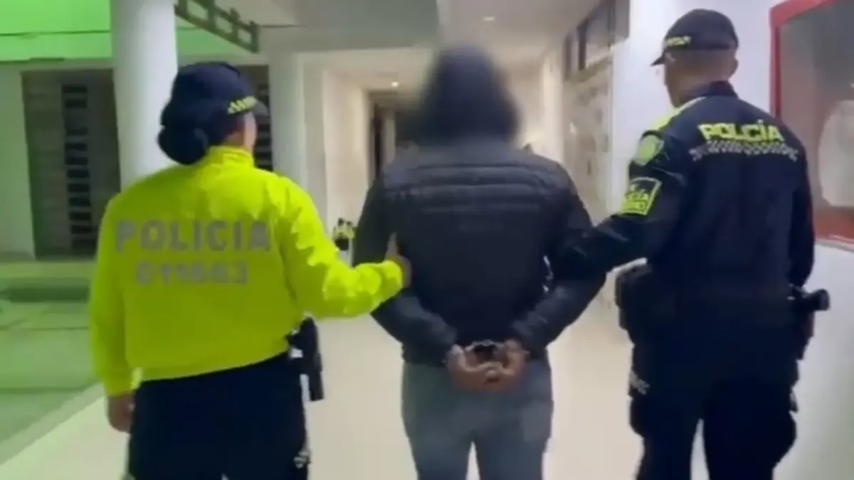 Fusagasugá: capturaron a un hombre que abusó de su sobrina de 13 años Un hombre fue capturado en Fusagasugá, Cundinamarca, luego de ser señalado de aprovechar su vínculo familiar para cometer una agresión sexual a su sobrina, una menor de 13 años.