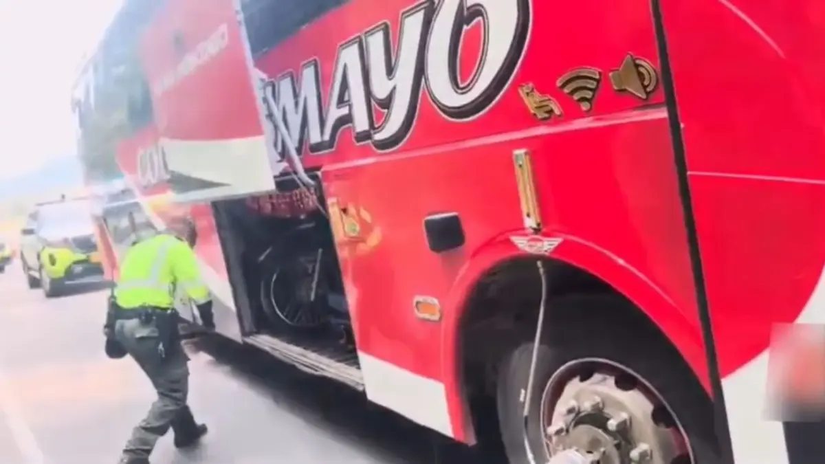 Fusagasugá: capturaron a hombre que llevaba droga fajada en una flota 1 Fusagasugá: capturaron a hombre que llevaba droga fajada en una flota Agentes de Policía de Fusagasugá se percataron de que el 'gordito' que le sobresalía al hombre que se movilizaba en una flota era inusual; cuando lo requisaron, se encontraron con que se había fajado un 'viaje' de droga con destino a la capital.