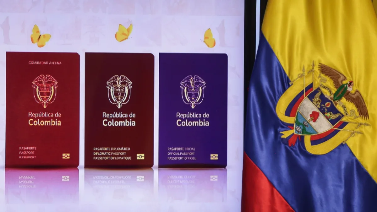 Gobierno presentó el nuevo pasaporte: ¿Qué pasará con el que usted tiene actualmente? El Gobierno presentó este lunes el nuevo pasaporte colombiano y anunció cambios en su elaboración y control. Con la transición prevista para iniciar el 1 de abril, muchos ciudadanos se preguntan qué ocurrirá con el documento que actualmente tienen y si deberán renovarlo antes de tiempo.