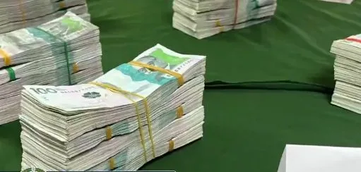 Golpe al contrabando en Los Mártires: decomisan más de 12.500 dispositivos electrónicos En una operación de alta precisión que contó con el respaldo de la agencia estadounidense, las autoridades desmantelaron uno de los centros de acopio de mercancía ilegal más grandes del centro de Bogotá.