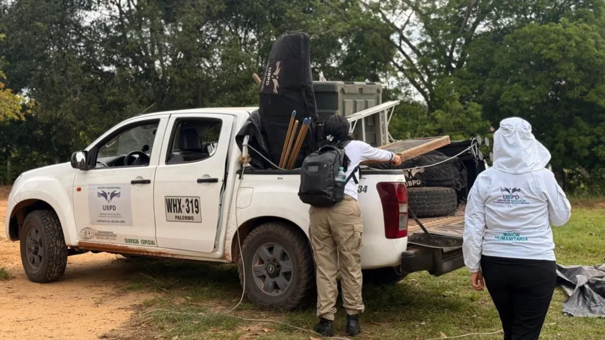 Hallan la mayor fosa común del Meta con 11 cuerpos enterrados hace 20 años 1 Hallan la mayor fosa común del Meta con 11 cuerpos enterrados hace 20 años Tras una compleja operación humanitaria en un territorio con problemas de seguridad ubicado a cinco horas de Villavicencio (Meta), la Unidad de Búsqueda de Personas dadas por Desaparecidas recuperó los restos óseos de al menos 11 víctimas del conflicto armado ocultas bajo tierra por más de dos décadas.