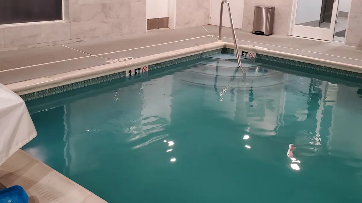 Intoxicación en piscina dejó a una mujer fallecida y varios hospitalizados Lo que parecía una clase tranquila de natación en la piscina de un gimnasio se convirtió en una cámara de intoxicación en la que perdió la vida una mujer y dos personas más resultaron hospitalizadas.