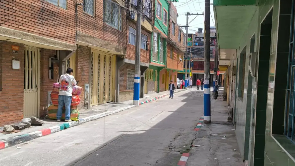 Kennedy: a sangre fría asesinaron a Jéfferson Jéfferson Alfonso Arias Franco, de 34 años, fue asesinado a tiros en el barrio Patio Bonito, en Kennedy, cuando regresaba de trabajar. Q’HUBO Bogotá habló con su padre, quien reveló que tenía un mal presentimiento y habría llamado a su hijo minutos antes del deceso.
