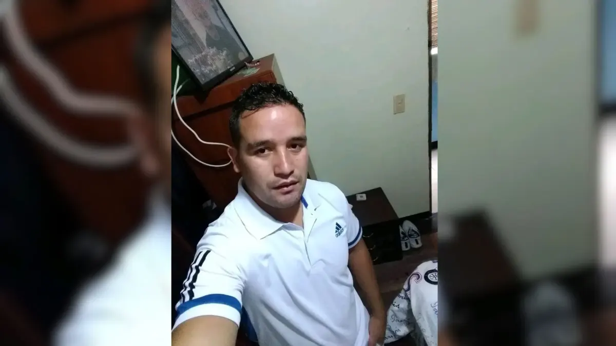 Kennedy: a sangre fría asesinaron a Jéfferson Jéfferson Alfonso Arias Franco, de 34 años, fue asesinado a tiros en el barrio Patio Bonito, en Kennedy, cuando regresaba de trabajar. Q’HUBO Bogotá habló con su padre, quien reveló que tenía un mal presentimiento y habría llamado a su hijo minutos antes del deceso.