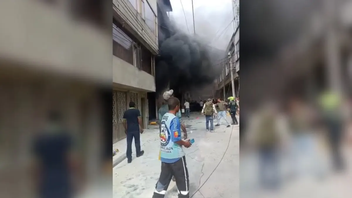 Kennedy: el fuego se apodera de una vivienda en Patio Bonito 1 Kennedy: el fuego se apodera de una vivienda en Patio Bonito Hace pocos instantes se reportó un incendio en una estructura de cuatro pisos ubicada en la zona residencial del barrio Patio Bonito, en la localidad de Kennedy.