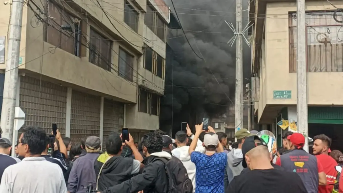 Kennedy: el fuego se apodera de una vivienda en Patio Bonito Hace pocos instantes se reportó un incendio en una estructura de cuatro pisos ubicada en la zona residencial del barrio Patio Bonito, en la localidad de Kennedy.