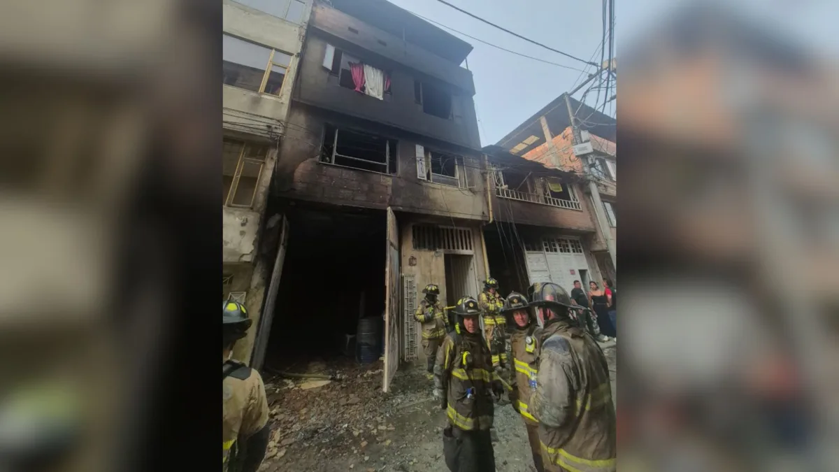 Kennedy: el fuego se apodera de una vivienda en Patio Bonito 2 Kennedy: el fuego se apodera de una vivienda en Patio Bonito Hace pocos instantes se reportó un incendio en una estructura de cuatro pisos ubicada en la zona residencial del barrio Patio Bonito, en la localidad de Kennedy.