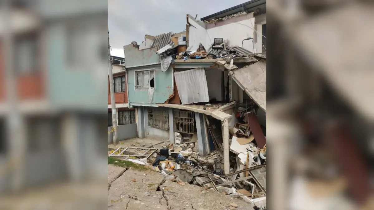 Kennedy: la casa colapsó y el viacrucis continua 1 Kennedy: la casa colapsó y el viacrucis continua Han pasado 16 días desde que una vivienda de tres niveles colapsó en el barrio Roma, en Kennedy, dejando a una familia en medio de la incertidumbre. Aunque las inspecciones técnicas ya determinaron las posibles causas del derrumbe, los afectados aseguran que el viacrucis continúa mientras esperan la demolición del predio y una solución definitiva en el terreno.