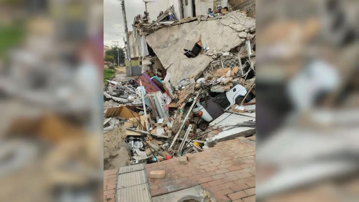 Kennedy: la casa colapsó y el viacrucis continua 2 Kennedy: la casa colapsó y el viacrucis continua Han pasado 16 días desde que una vivienda de tres niveles colapsó en el barrio Roma, en Kennedy, dejando a una familia en medio de la incertidumbre. Aunque las inspecciones técnicas ya determinaron las posibles causas del derrumbe, los afectados aseguran que el viacrucis continúa mientras esperan la demolición del predio y una solución definitiva en el terreno.