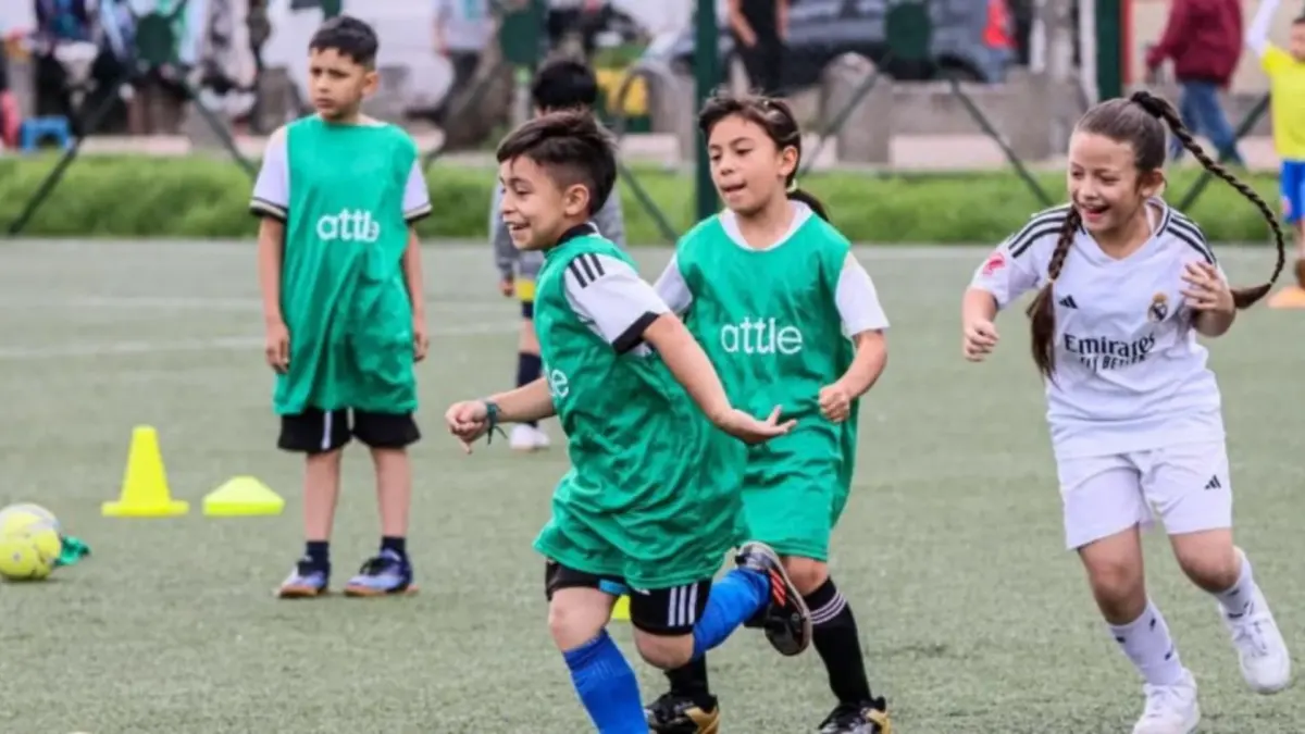 Kennedy: más de 2.000 cupos gratuitos en escuelas deportivas para jóvenes. La Alcaldía de Bogotá anunció la apertura de más de 2.000 cupos gratuitos en escuelas deportivas para niños y jóvenes de Kennedy.