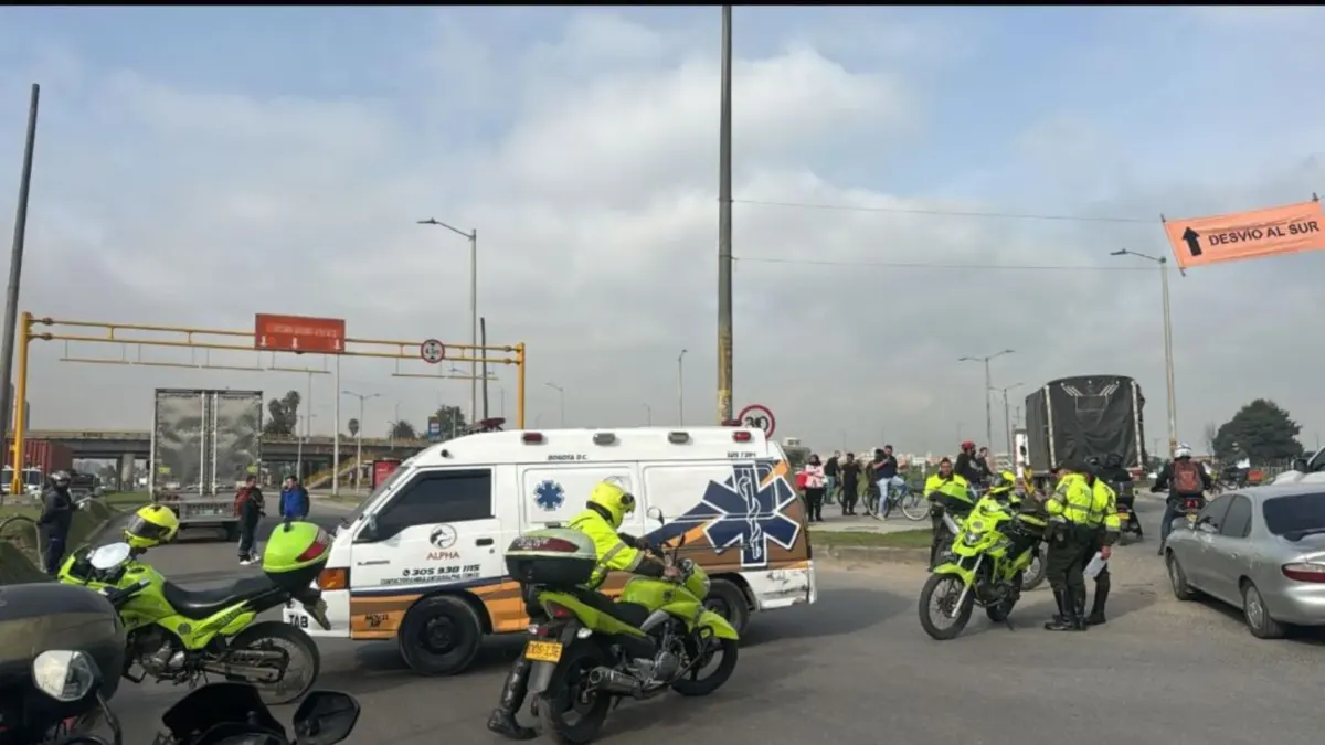 Kennedy: peatón falleció en siniestro con una mula en la avenida Cali 2 Kennedy: peatón falleció en siniestro con una mula en la avenida Cali Un peatón falleció tras ser impactado por una mula en la localidad de Kennedy. El siniestro mantiene la avenida Cali, en sentido norte-sur, completamente bloqueada mientras unidades de criminalística realizan el levantamiento del cuerpo.