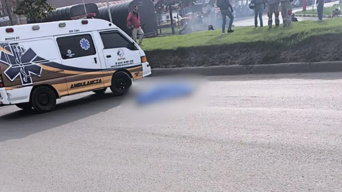 Kennedy: peatón falleció en siniestro con una mula en la avenida Cali Un peatón falleció tras ser impactado por una mula en la localidad de Kennedy. El siniestro mantiene la avenida Cali, en sentido norte-sur, completamente bloqueada mientras unidades de criminalística realizan el levantamiento del cuerpo.