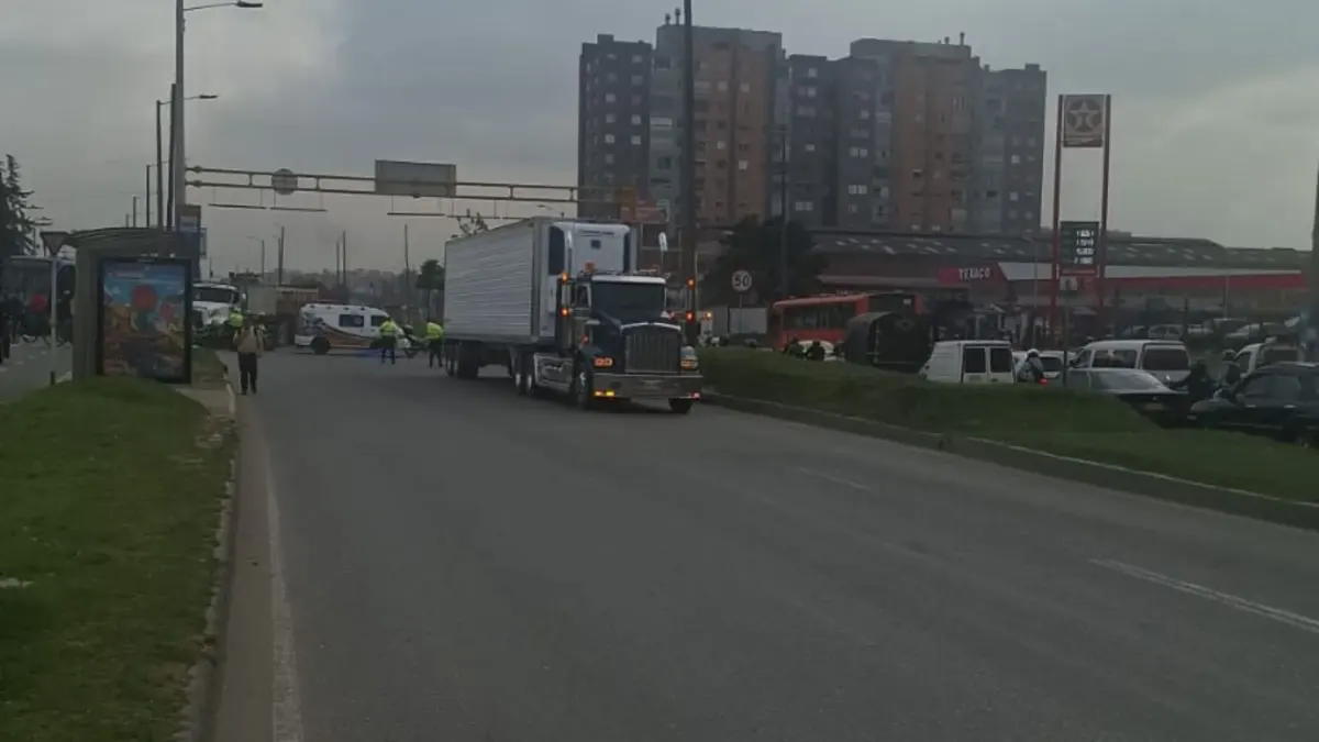 Kennedy: peatón falleció en siniestro con una mula en la avenida Cali 1 Kennedy: peatón falleció en siniestro con una mula en la avenida Cali Un peatón falleció tras ser impactado por una mula en la localidad de Kennedy. El siniestro mantiene la avenida Cali, en sentido norte-sur, completamente bloqueada mientras unidades de criminalística realizan el levantamiento del cuerpo.