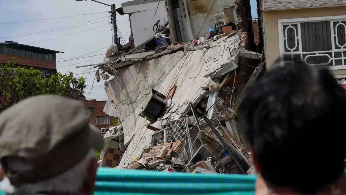 Kennedy: vivienda colapsó y dejó decenas de familias afectadas Un grave colapso por hundimiento del terreno sacudió al barrio Roma, en la localidad de Kennedy, luego de que una vivienda cediera tras meses de advertencias por filtraciones de agua que, según los afectados, no fueron atendidas oportunamente.