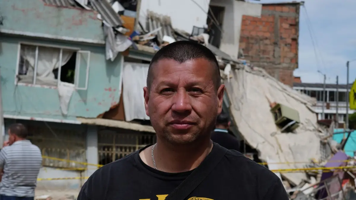 Kennedy: vivienda colapsó y dejó decenas de familias afectadas Un grave colapso por hundimiento del terreno sacudió al barrio Roma, en la localidad de Kennedy, luego de que una vivienda cediera tras meses de advertencias por filtraciones de agua que, según los afectados, no fueron atendidas oportunamente.