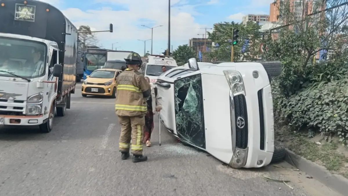 Kennedy y Suba: dos volcamientos han afectado la movilidad en la capital Dos impactantes volcamientos ocurrieron en la mañana de este viernes en las localidades de Kennedy y Suba, afectando la movilidad en la calle 100 y en la avenida Cali.