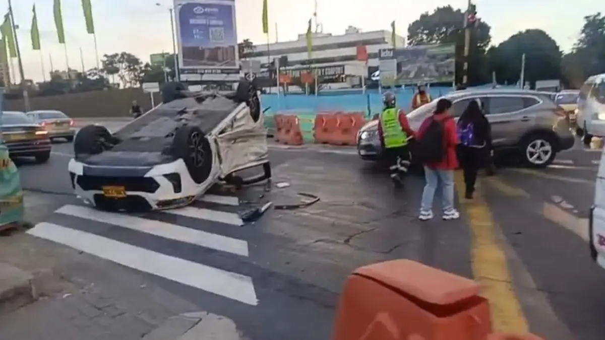 Kennedy y Suba: dos volcamientos han afectado la movilidad en la capital Dos impactantes volcamientos ocurrieron en la mañana de este viernes en las localidades de Kennedy y Suba, afectando la movilidad en la calle 100 y en la avenida Cali.
