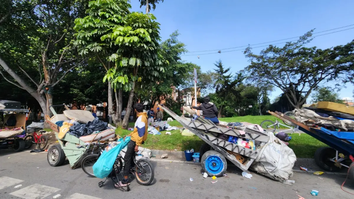 Engativá: en el barrio La Florida viven con escombros hasta el cuello La acumulación de basura y escombros afecta a más de 20 cuadras del barrio La Florida, Engativá. Armando Calle recorrió la zona y nos presenta el panorama de esta problemática ambiental.