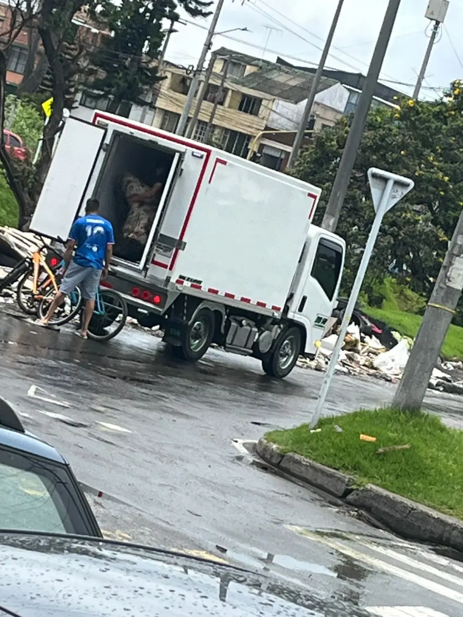 Engativá: en el barrio La Florida viven con escombros hasta el cuello La acumulación de basura y escombros afecta a más de 20 cuadras del barrio La Florida, Engativá. Armando Calle recorrió la zona y nos presenta el panorama de esta problemática ambiental.