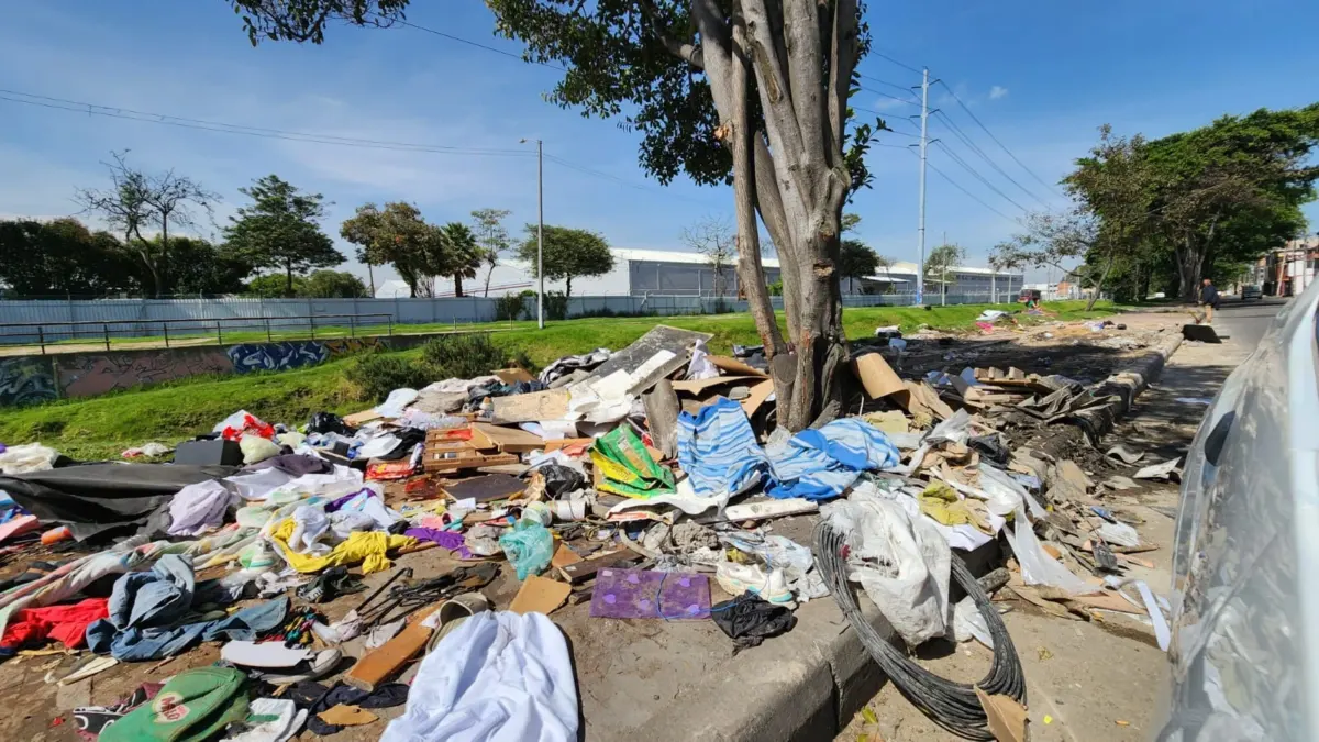 Engativá: en el barrio La Florida viven con escombros hasta el cuello La acumulación de basura y escombros afecta a más de 20 cuadras del barrio La Florida, Engativá. Armando Calle recorrió la zona y nos presenta el panorama de esta problemática ambiental.