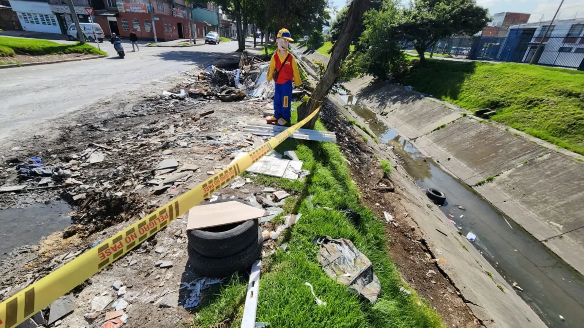 Engativá: en el barrio La Florida viven con escombros hasta el cuello La acumulación de basura y escombros afecta a más de 20 cuadras del barrio La Florida, Engativá. Armando Calle recorrió la zona y nos presenta el panorama de esta problemática ambiental.