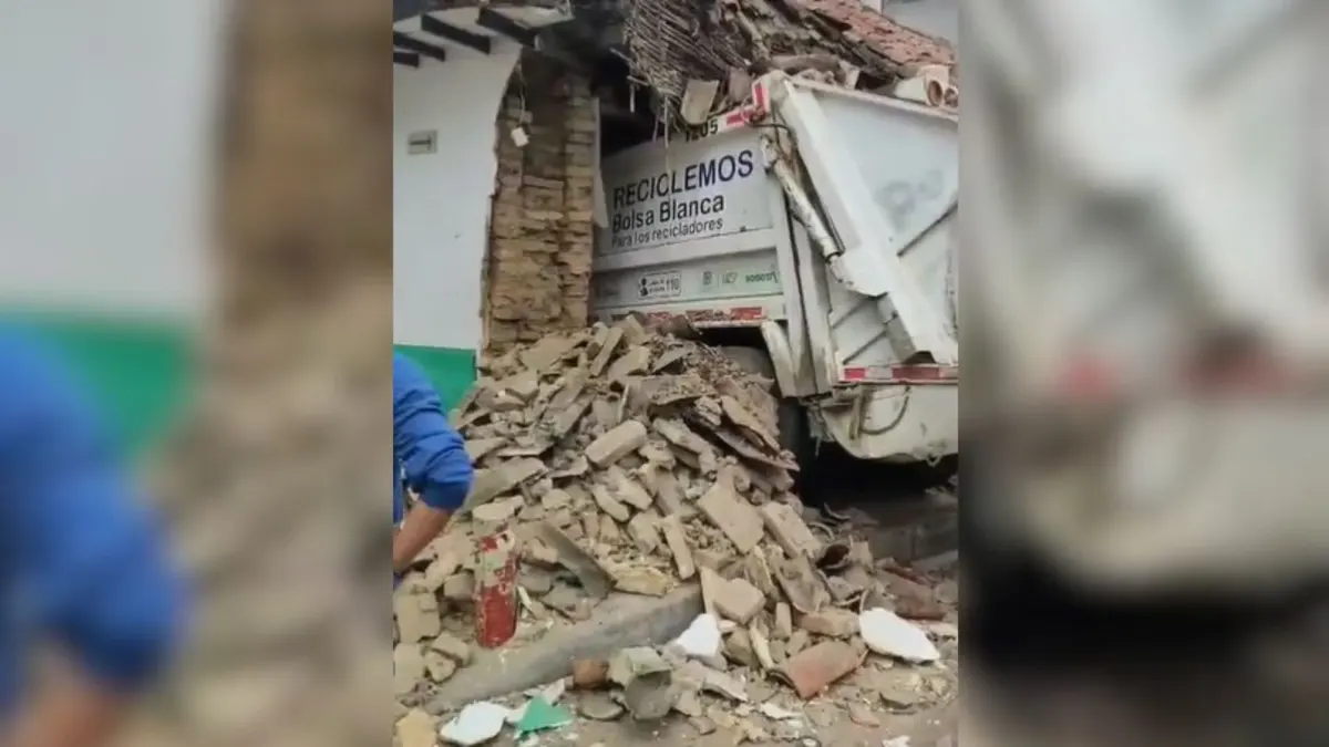 La Candelaria: camión de basuras chocó y quedó dentro de una casa Hace pocos instantes, un camión de recolección de basuras se habría chocado con una vivienda ubicada en la localidad de La Candelaria. Hasta el momento se desconoce si hay personas heridas.